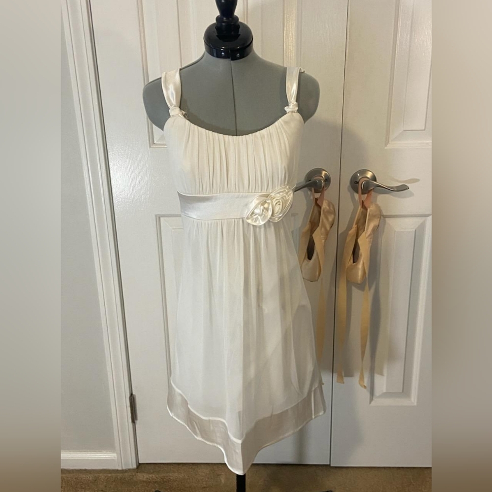 Elegant White Sleeveless Dress with Floral Detail